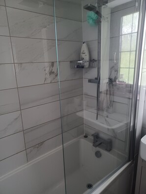 Dusche, Haartrockner, Handtücher, Seife