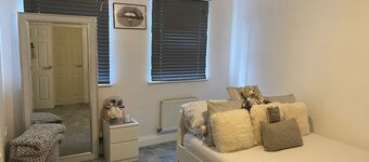 Spacious 4-bedroom building with WiFi, fitness room in wonderful Basingstoke.