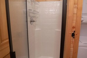 Hair dryer, towels, soap, toilet paper - Secluded Cabin in Weatherford, TX (Weatherford)