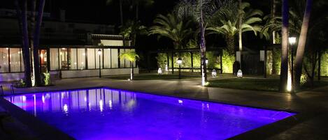 Kauden mukainen ulkouima-allas