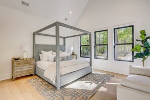 6 bedrooms, desk, iron/ironing board, internet