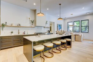 Frigorifero, microonde, piano cottura, lavastoviglie