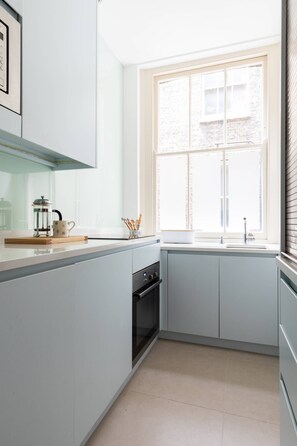 Fridge, microwave, dishwasher, coffee/tea maker - Bury Place by onefinestay (London)