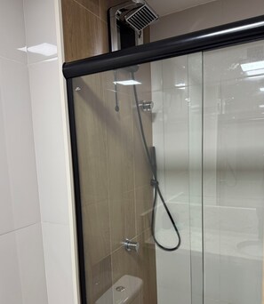 Dusj, håndkl ær, såpe og toalettpapir