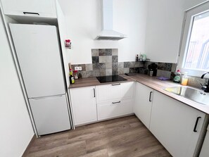 Apartment, 2 Bedrooms, Smoking, Balcony | Bahagian dalam