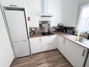 Apartment, 2 Bedrooms, Smoking, Balcony | Bahagian dalam