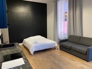 Iron/ironing board, Internet, bed sheets