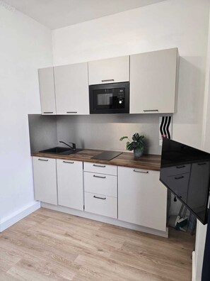 Kylskåp, mikrovågsugn, spishäll och diskmaskin