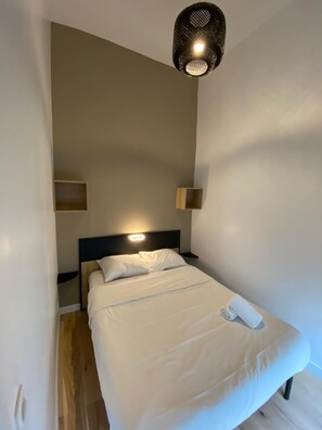 1 chambre, fer et planche à repasser, accès Internet, draps fournis