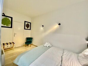 3 slaapkamers, een strijkplank/strijkijzer, internet, beddengoed