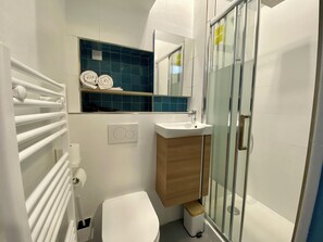 Secador de cabelo, toalhas de banho