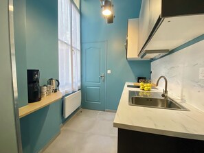 Fridge, microwave, oven, stovetop - Studio Aboukir 1 Paris (Paris)