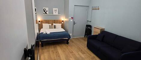 Tabla de planchar con plancha, acceso a internet y ropa de cama