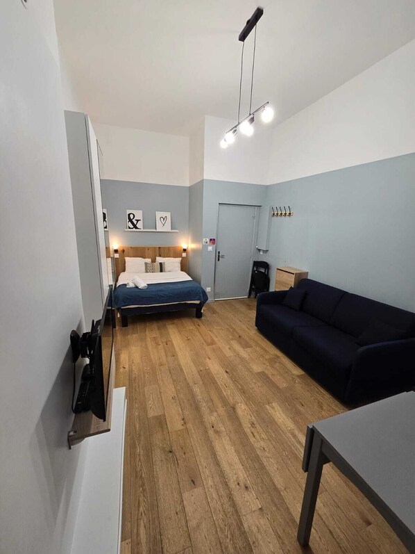 Ferros/tábuas de passar roupa, acesso à internet, roupa de cama