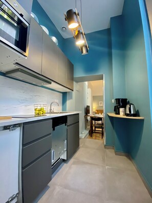 Geladeira, micro-ondas, fogão, cooktop