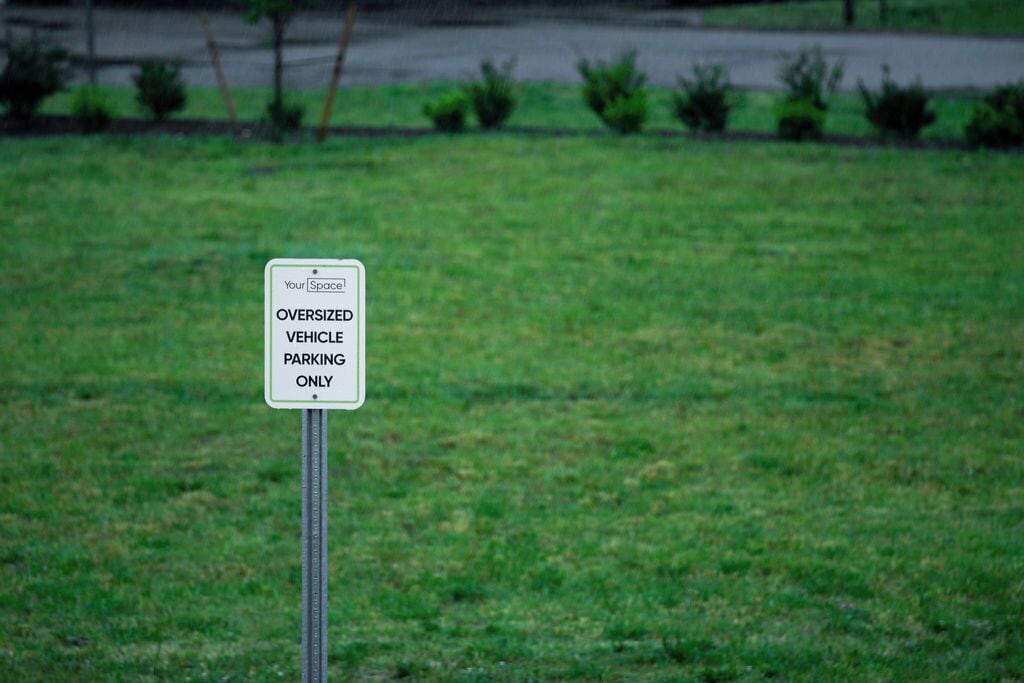 Un panneau indiquant que le stationnement est réservé aux véhicules de grande taille.