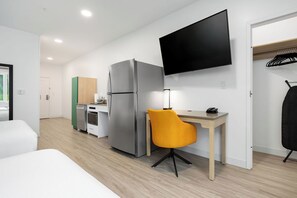 1 bedroom, premium bedding, desk, laptop workspace - YourSpace Hotels Chesapeake (Chesapeake)