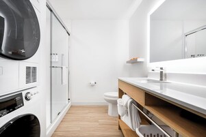 Suite estándar, 1 cama de matrimonio con sofá cama, no fumadores, cocina | Baño | Ducha, artículos de higiene personal ecológicos y secador de pelo