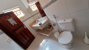 Regadera, toallas, jabón, shampoo 