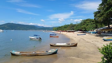 Playa en los alrededores y camastros
