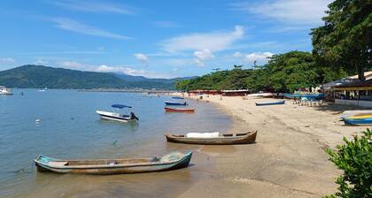Cozy Caiçara Suite with AC, TV & Wi-Fi 300m from the Historic Center of Paraty