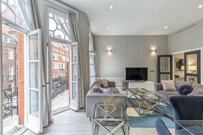 Superior Apartment | Living area | 40-inch Smart TV with digital channels - Green Street by Aeria Apartments  (London)