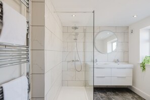 Een haardroger, handdoeken