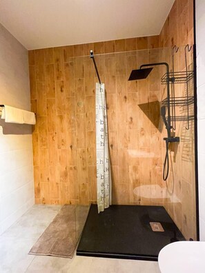 Comfort appartement, uitzicht op de stad | Badkamer | Een douche, handdoeken, zeep, toiletpapier