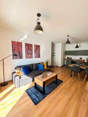 Lägenhet Comfort - utsikt mot staden | 2 sovrum, mörkläggningsgardiner, strykjärn/strykbräda och barnsängar