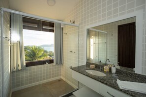 Deluxe Villa | Bathroom | Shower, hair dryer, towels, toilet paper