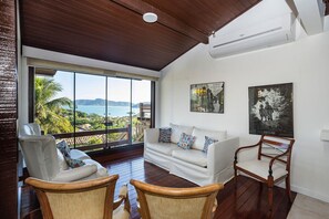 Deluxe Villa | Living area