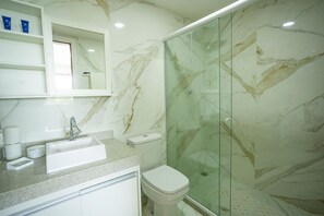 Deluxe Villa | Bathroom | Shower, hair dryer, towels, toilet paper