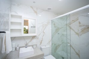 Deluxe Villa | Bathroom | Shower, hair dryer, towels, toilet paper
