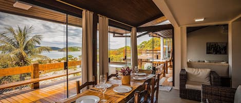 Deluxe Villa | Dining