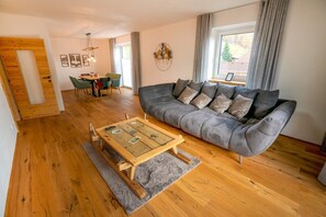 Comfort Apartment, 3 Bedrooms, Balcony, Mountain View | Living area - Bergzauber Appartements (Rennweg am Katschberg)