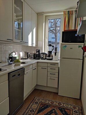 Fridge, microwave, oven, stovetop - Room “Jasmijn” in Cozy Shared Duplex near City Center & UMCG (Groningen)