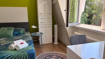 1 slaapkamer, een strijkplank/strijkijzer, gratis wifi, beddengoed