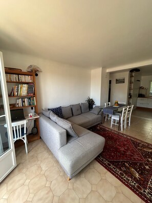 TV - Cosy apartment in the heart of the city in a green setting with sea view (Nice)