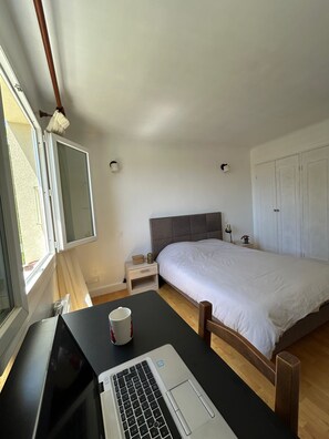 2 dormitorios, tabla de planchar con plancha, wifi y ropa de cama