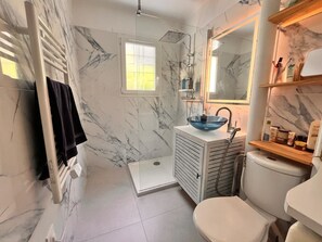Dusche, Haartrockner, Handtücher, Toilettenpapier