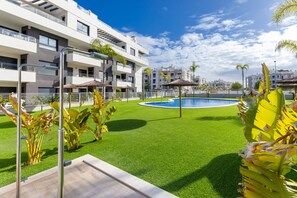 Pool - Lotus – Contemporary Apartment with Pool & Private Balcony (Villamartín)