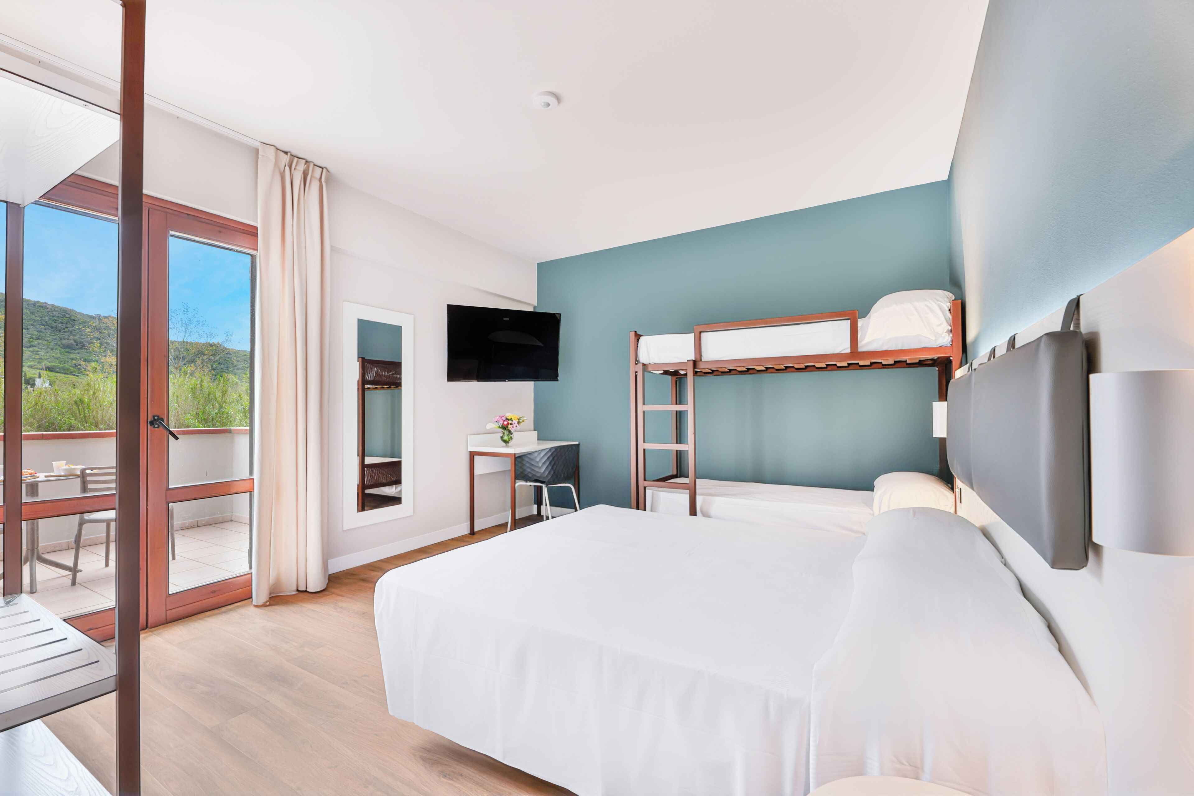 尊荣四人房, 多张床, 无烟房, 允许带宠物 | 露台