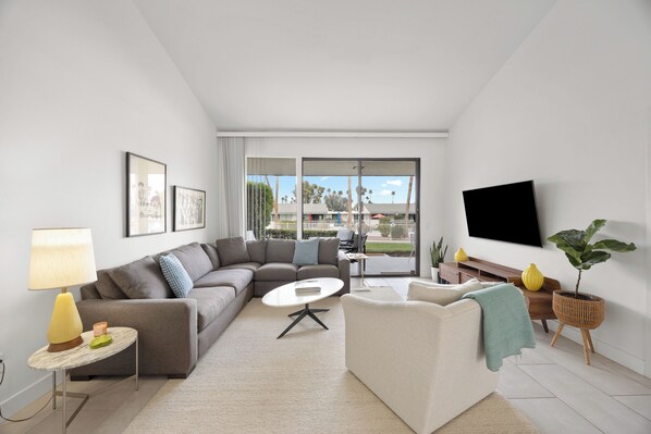 Smart TV - Sonora Oasis - Renovated Luxe Ground Level Condo at Sunrise Villas (Palm Springs)