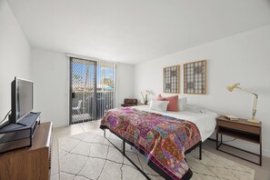2 bedrooms, desk, iron/ironing board, travel cot - Sonora Oasis - Renovated Luxe Ground Level Condo at Sunrise Villas (Palm Springs)