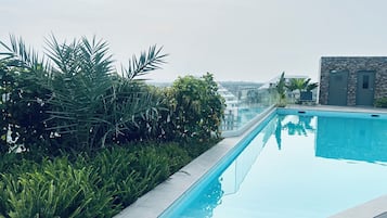 2 indoor pools, 2 outdoor pools