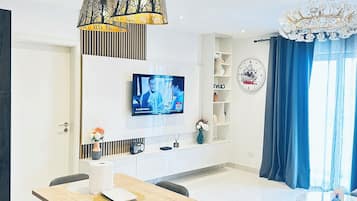 Standard Apartment, 2 Bedrooms, Balcony | Dining