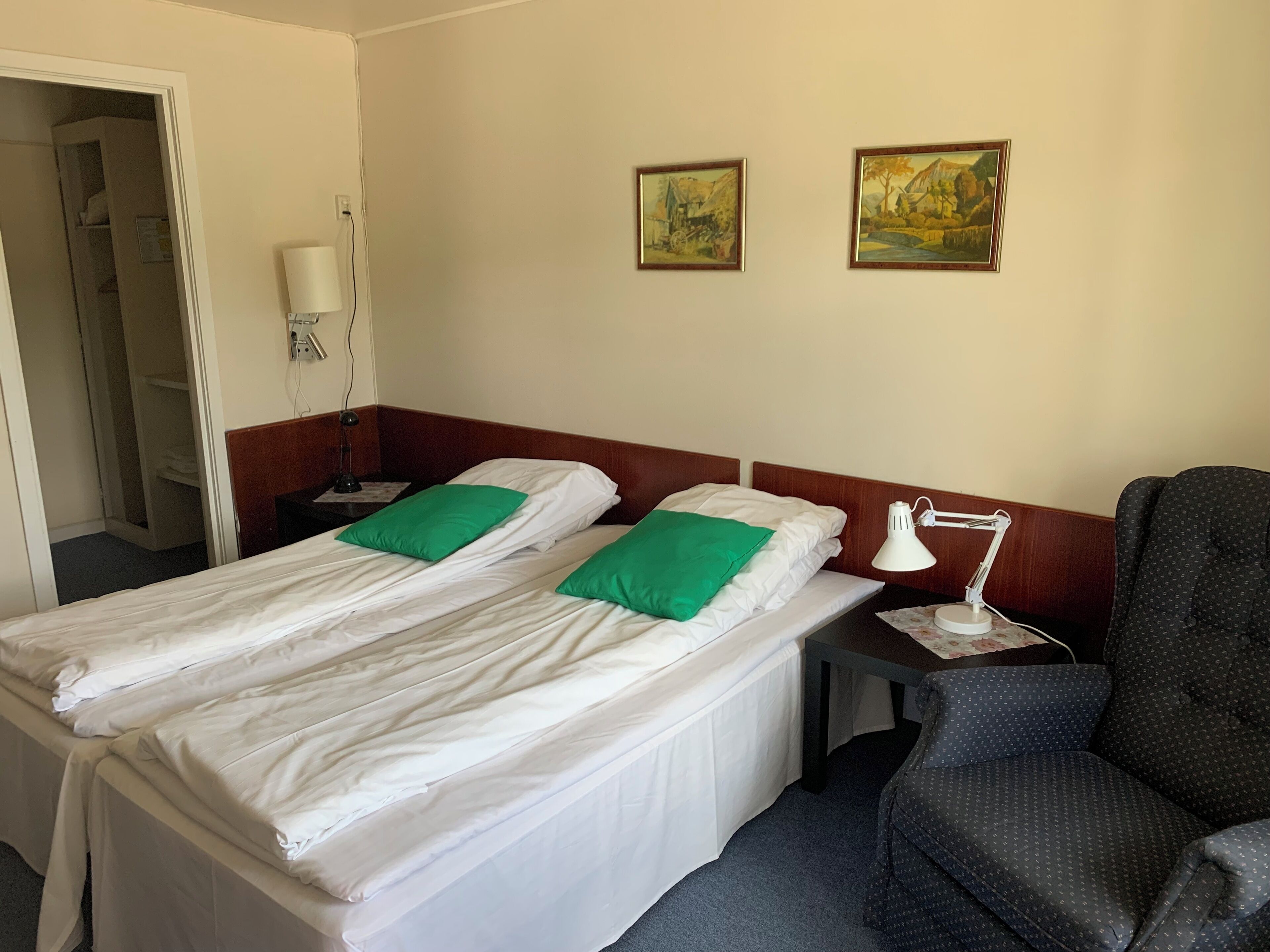 Bureau, espace de travail pour ordinateur portable, Wi-Fi gratuit