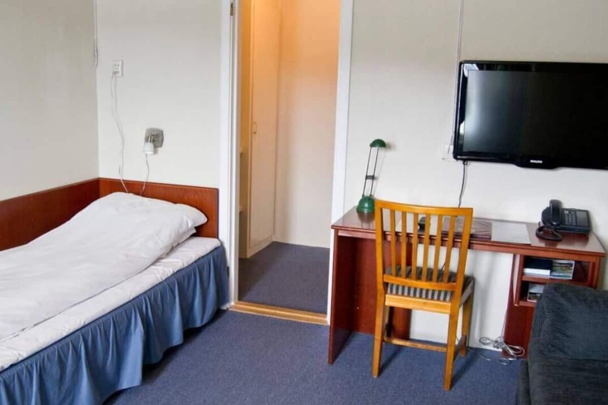 Een bureau, een laptopwerkplek, gratis wifi, beddengoed