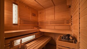 A sauna with wooden benches, a window, and a bucket. - Residence Knížecí Dvůr (Hluboká nad Vltavou)