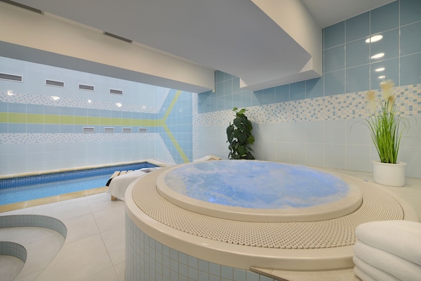 Sauna, banyera d'hidromassatge i massatges